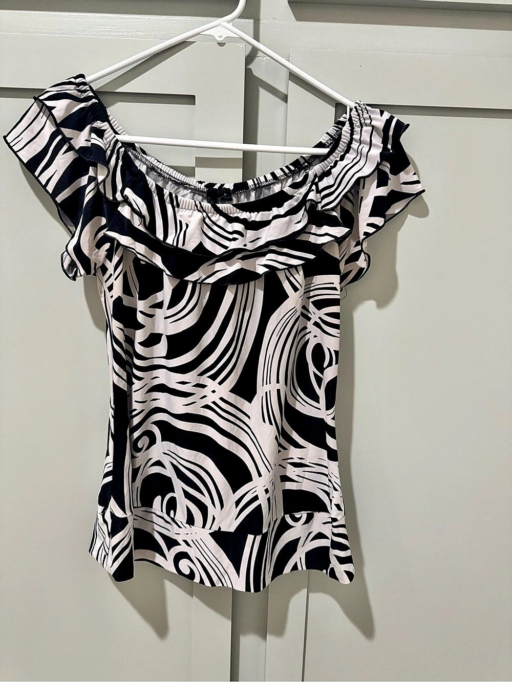Essentials Abstract Ruffle Top in Black & White Size Medium